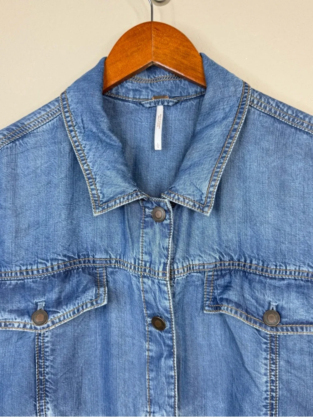 FREE PEOPLE 100% Lyocell Lightweight Boho Light Wash Relaxed Fit Jacket  Sz L - Picture 3 of 14